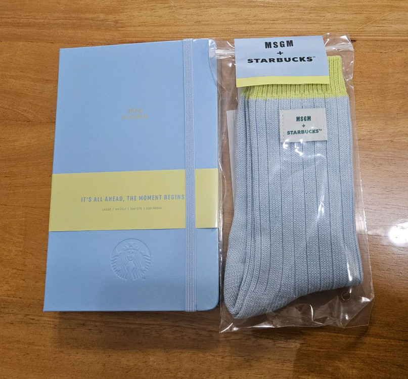 스타벅스 다이어리 2026 스카이블루(위클리 플래너)와 MSGM 스타벅스 스카이블루 양말 세트--0