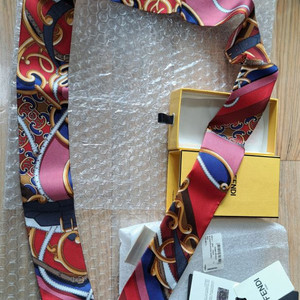 (새제품) FENDI 펜디 롱 쁘띠 스카프 방도 [국내정품 홀로그램 보증서] - 크림 2종드림