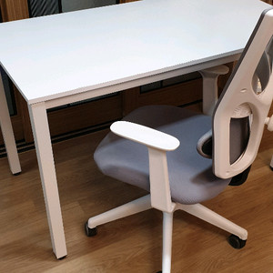 화이트 책상 & 회색 메쉬 의자 세트
