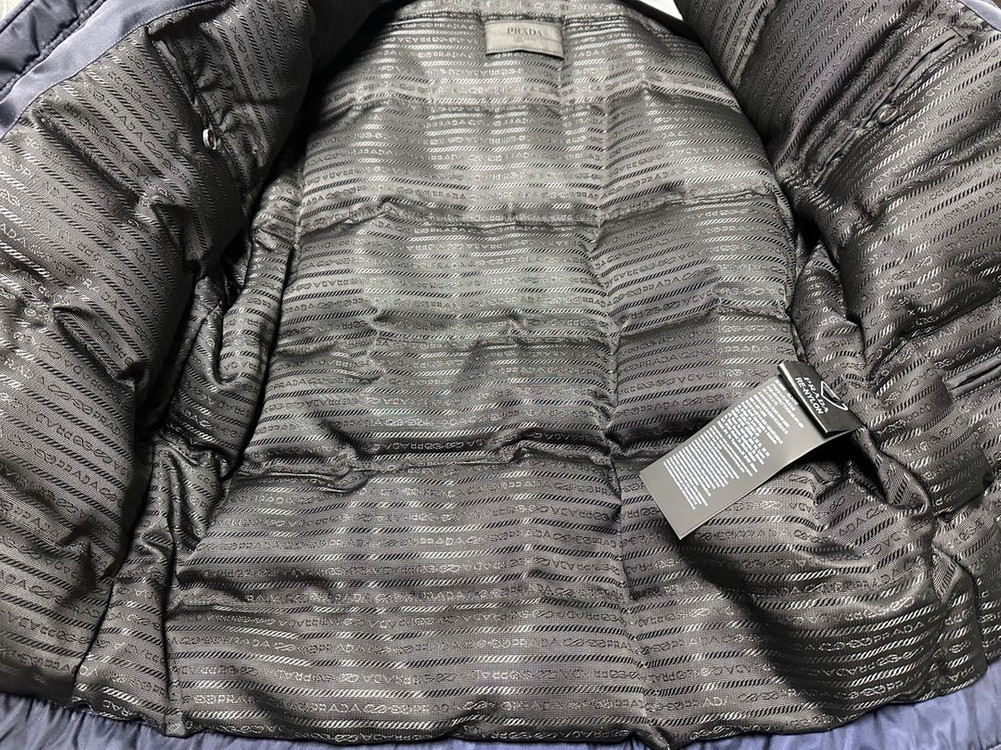 신품 - 프라다 코리아 정품 패딩 SGB503--3