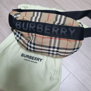 버버리 힙색 체크 패턴 벨트백 (정품)