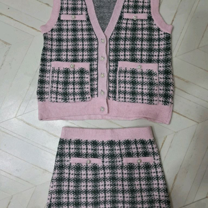 자라 니트 투피스 세트 라지 사이즈 새상품입니다핑크와 그레이 체크 패턴이 돋보이는 베스트와 스커트 구성이에요베스트와