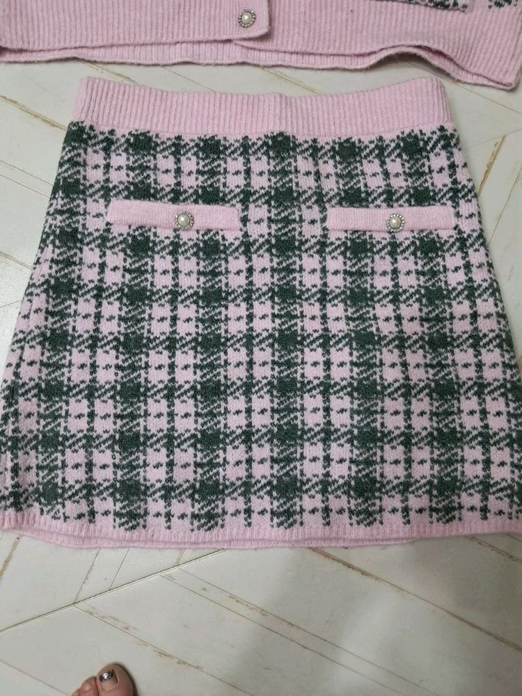 자라 니트 투피스 세트 라지 사이즈 새상품입니다핑크와 그레이 체크 패턴이 돋보이는 베스트와 스커트 구성이에요베스트와--1