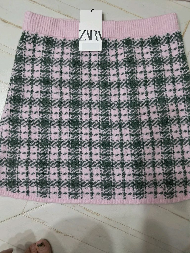자라 니트 투피스 세트 라지 사이즈 새상품입니다핑크와 그레이 체크 패턴이 돋보이는 베스트와 스커트 구성이에요베스트와--2