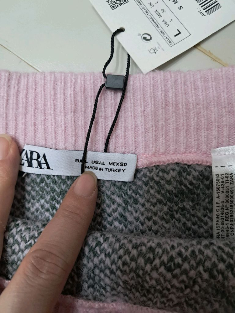 자라 니트 투피스 세트 라지 사이즈 새상품입니다핑크와 그레이 체크 패턴이 돋보이는 베스트와 스커트 구성이에요베스트와--3