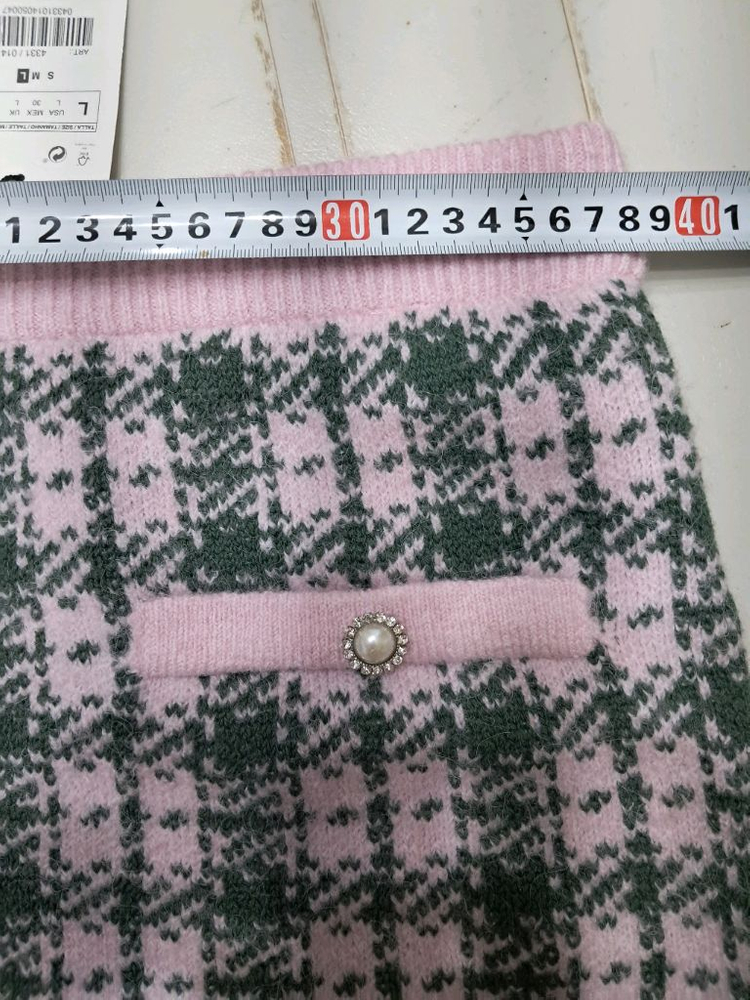 자라 니트 투피스 세트 라지 사이즈 새상품입니다핑크와 그레이 체크 패턴이 돋보이는 베스트와 스커트 구성이에요베스트와--5