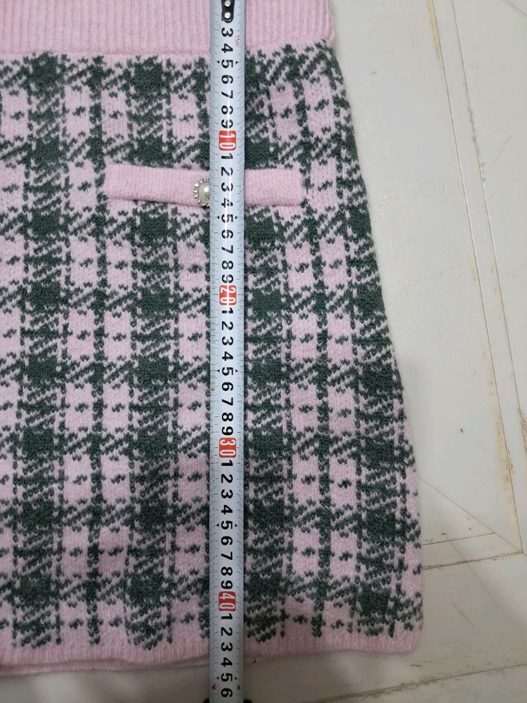 자라 니트 투피스 세트 라지 사이즈 새상품입니다핑크와 그레이 체크 패턴이 돋보이는 베스트와 스커트 구성이에요베스트와--6