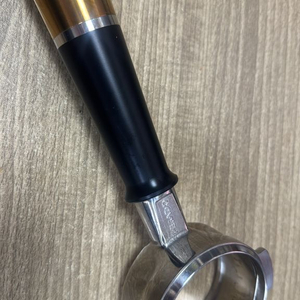 페사도 58mm 바텀리스 포터필터 블랙 골드 판매합니다