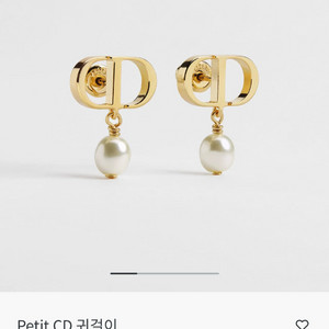 디올 쁘띠 귀걸이