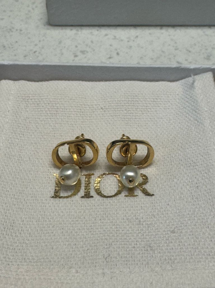 디올 쁘띠 귀걸이--2