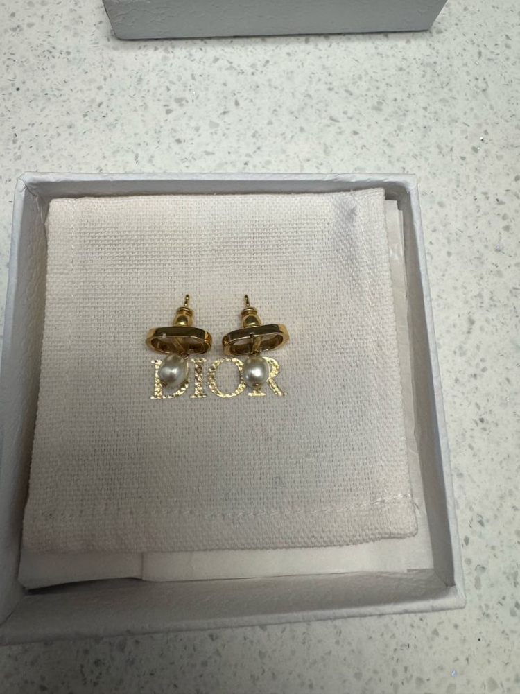 디올 쁘띠 귀걸이--3