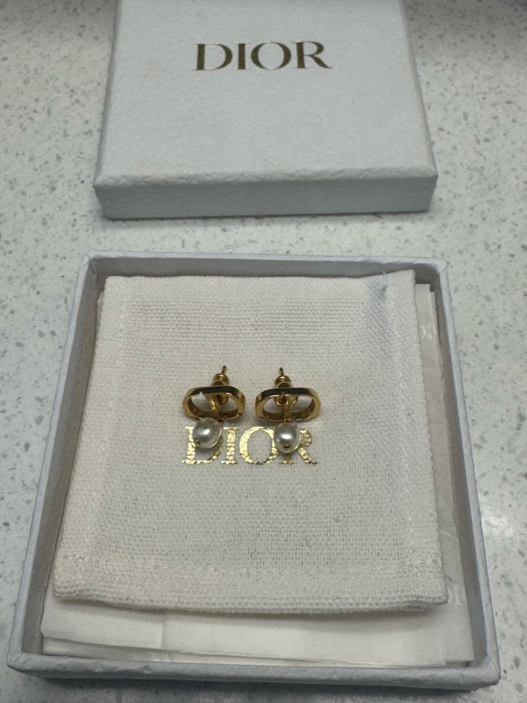 디올 쁘띠 귀걸이--4