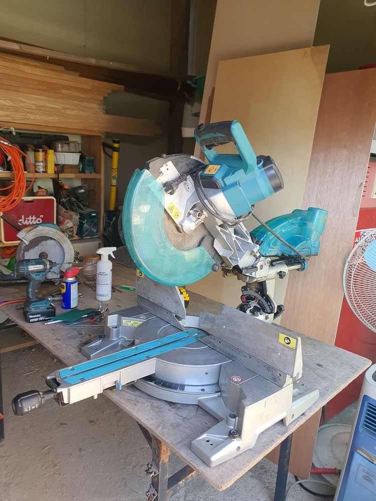 슬라이딩 각도절단기 마끼다 12인치 이미지