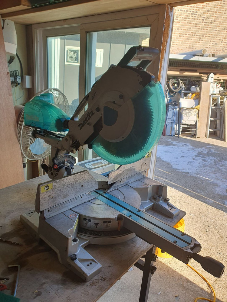 슬라이딩 각도절단기 마끼다 12인치 이미지