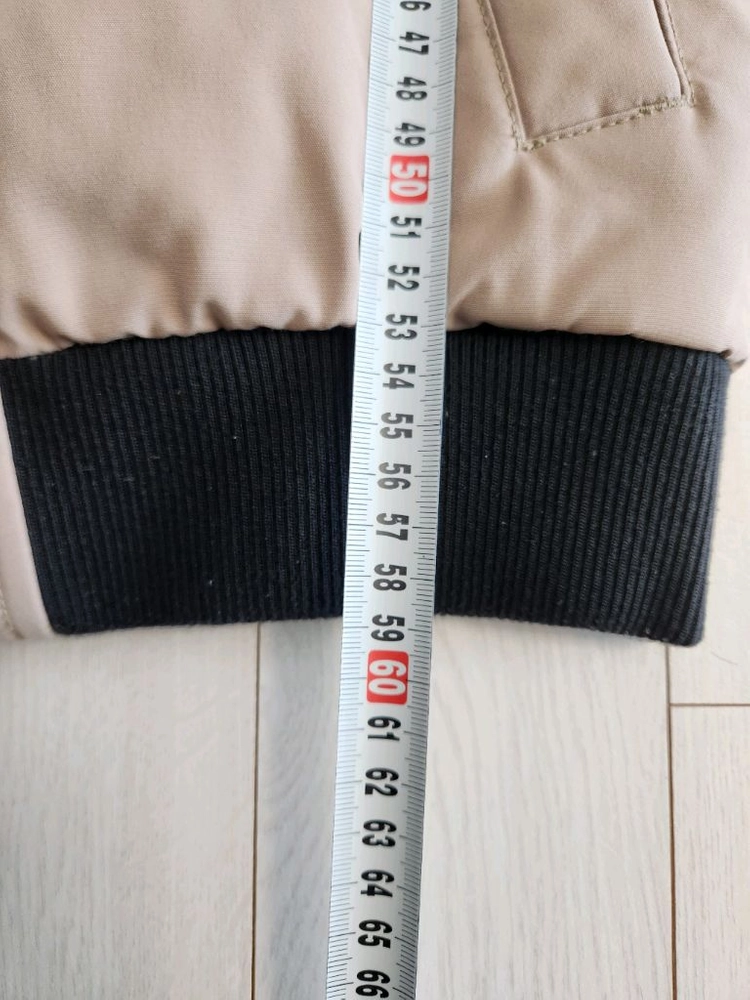 밀레 베이지 여성 덕다운 숏패딩 사이즈 95(M)사진색감이 이상한데 베이지색이에요여러 중고사이트에도 같이 판매하고 이미지
