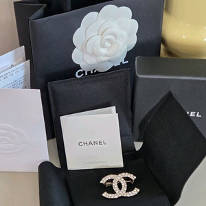 샤넬 브로치 판매합니다