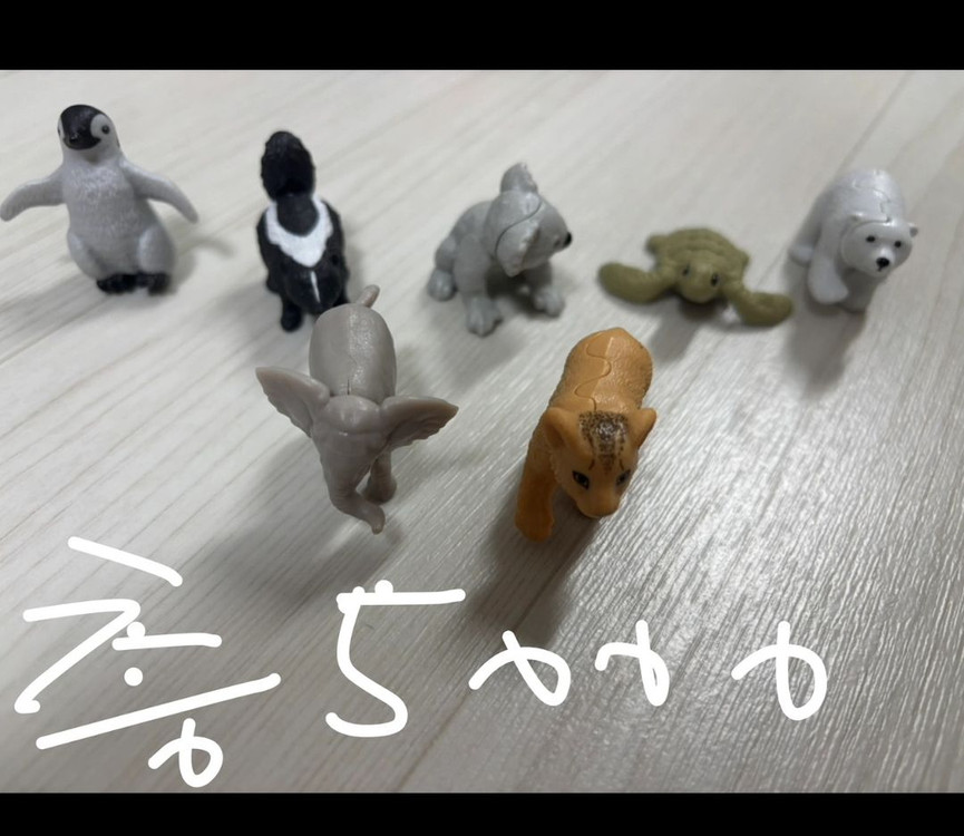 짱구 피규어 ,가챠 굿즈 카드캡터체리 가챠, 생물대백과 가챠(도롱뇽),킨더조이 ,라이온킹 가챠, 쌀알피규어 등등 이미지