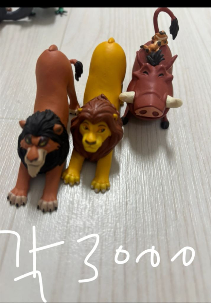 짱구 피규어 ,가챠 굿즈 카드캡터체리 가챠, 생물대백과 가챠(도롱뇽),킨더조이 ,라이온킹 가챠, 쌀알피규어 등등 이미지