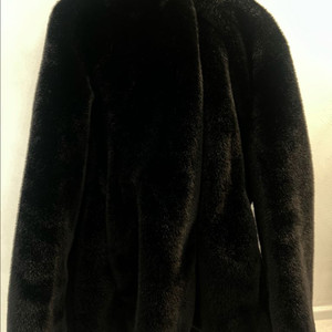 유네미 퍼 후드 하프코트 블랙