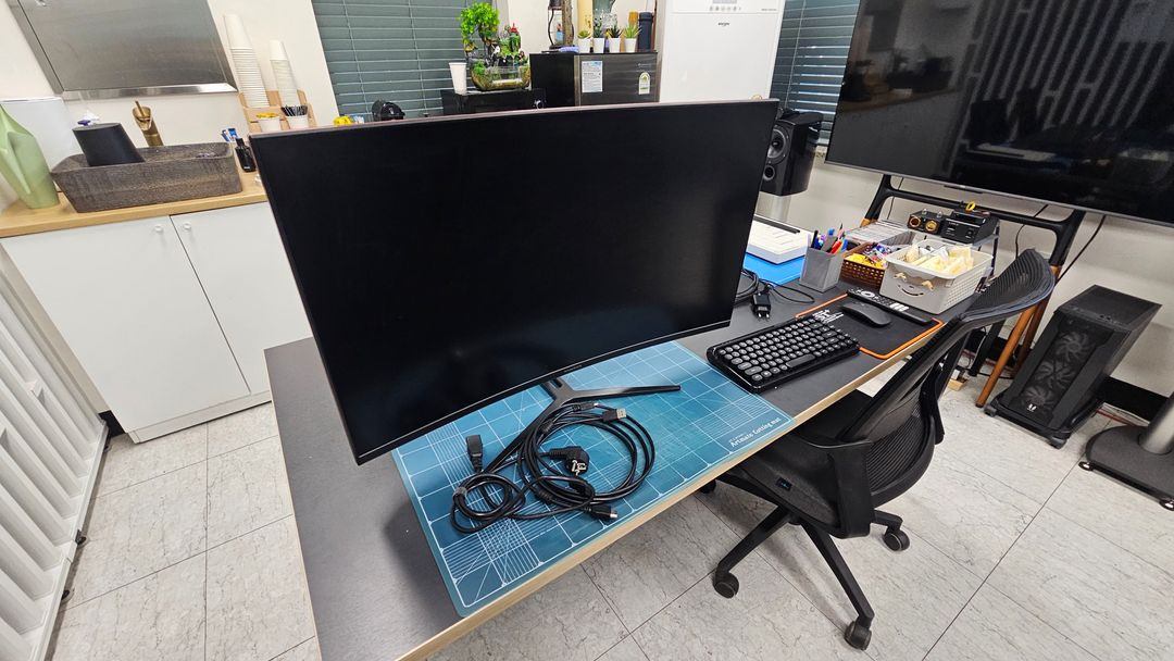 한성 보스모니터 NO7 32인치 커브드 , 이그닉 플루이드 24S--1