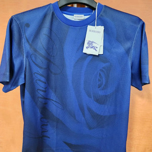 버버리 반팔 기능성 티셔츠 팝니다.