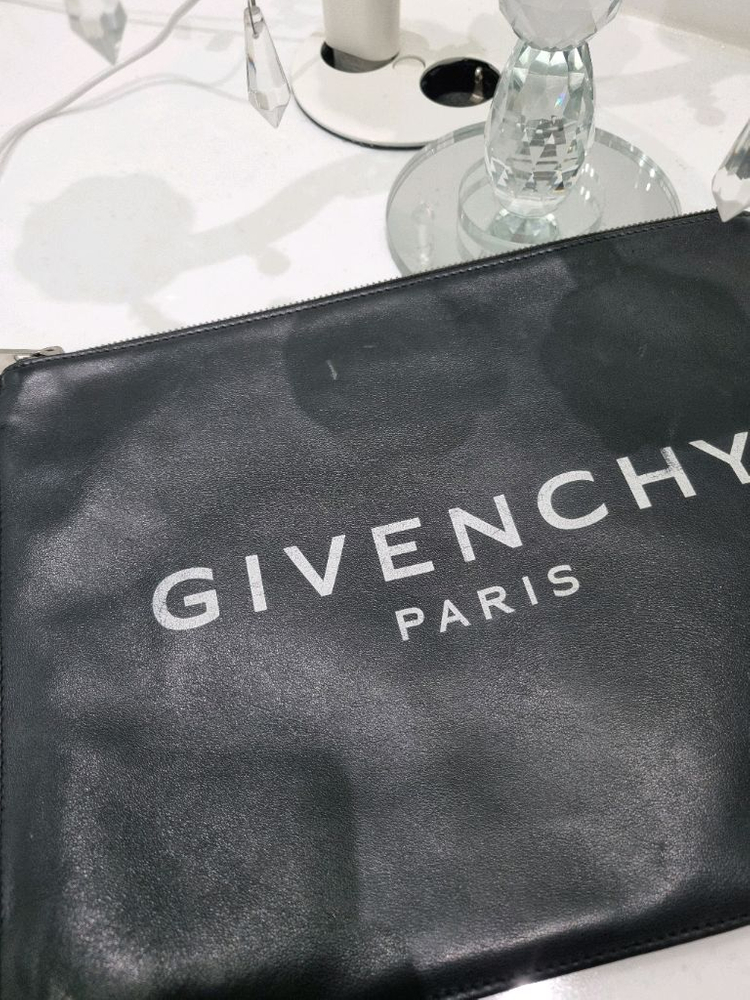 정품 지방시 가죽 클러치백 블랙--1