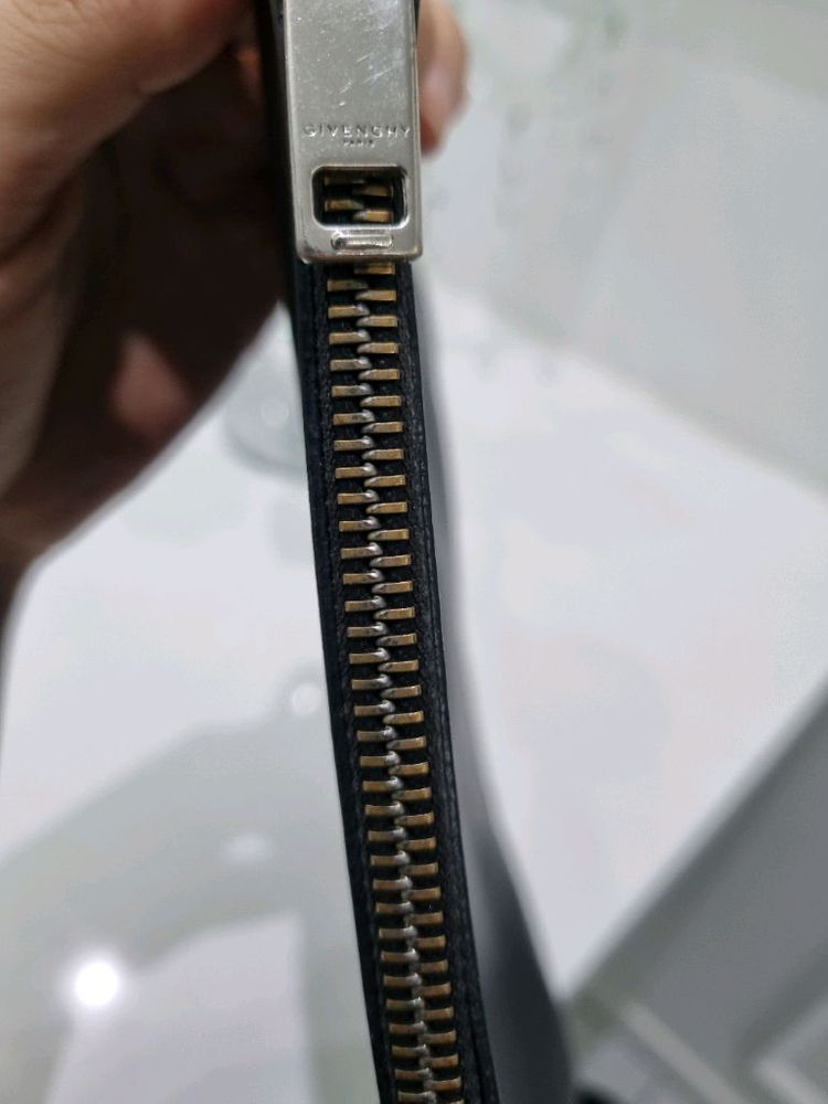 정품 지방시 가죽 클러치백 블랙--3