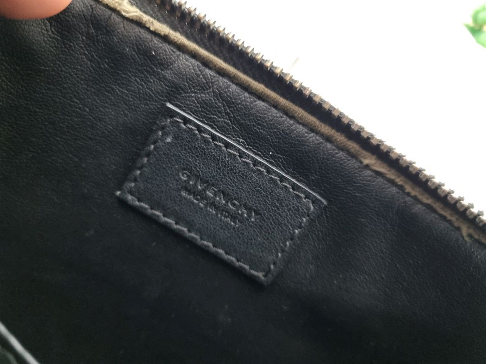 정품 지방시 가죽 클러치백 블랙--5