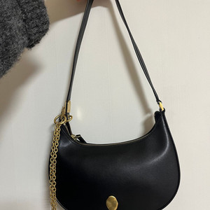 오스트카카 호보백 블랙 이미지