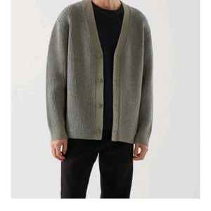 COS 남성 가디건