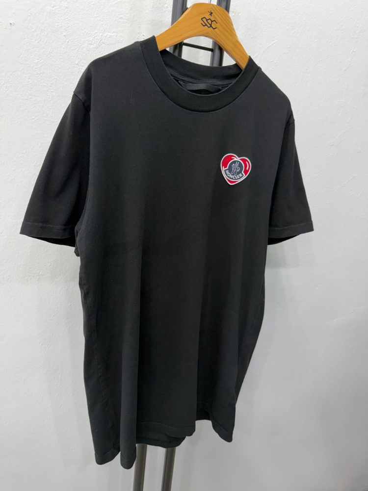 정품) 몽클레어 남성 23ss 하트 로고 블랙 반팔티 M 이미지