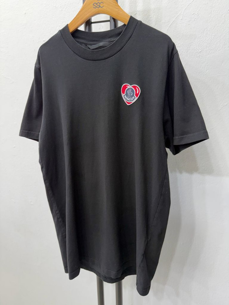 정품) 몽클레어 남성 23ss 하트 로고 블랙 반팔티 M 이미지