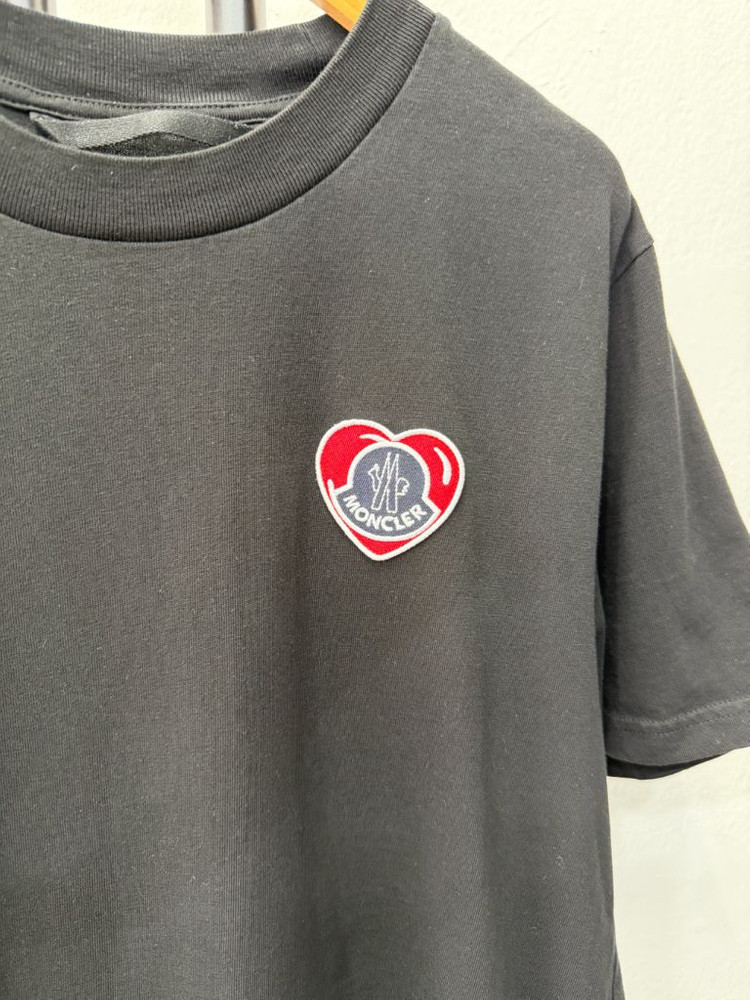 정품) 몽클레어 남성 23ss 하트 로고 블랙 반팔티 M 이미지