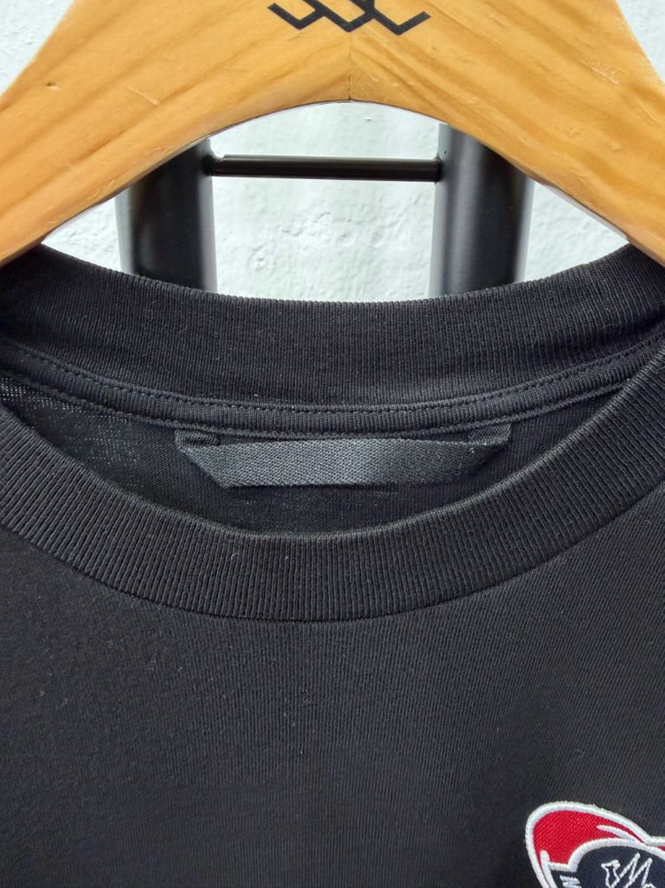 정품) 몽클레어 남성 23ss 하트 로고 블랙 반팔티 M 이미지