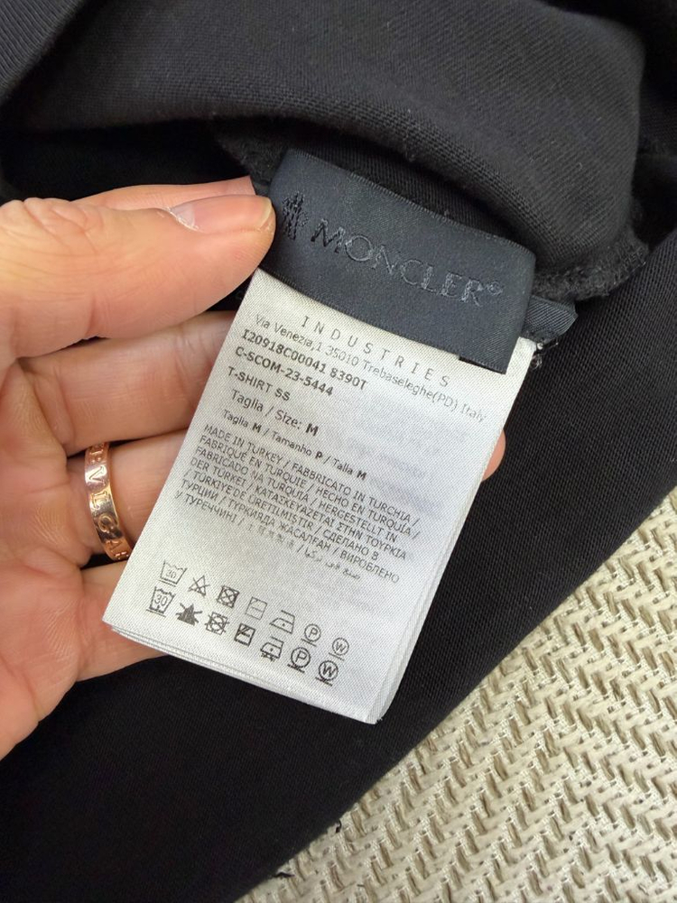 정품) 몽클레어 남성 23ss 하트 로고 블랙 반팔티 M 이미지