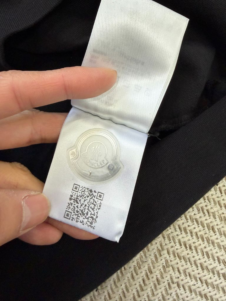 정품) 몽클레어 남성 23ss 하트 로고 블랙 반팔티 M 이미지