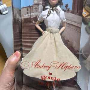 로맨스 홀리데이 컬렉터 인형