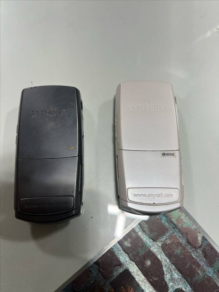 애니콜 슬라이드폰 블랙/화이트 2개 폴더폰 핸드폰 휴대폰 소품용 이미지