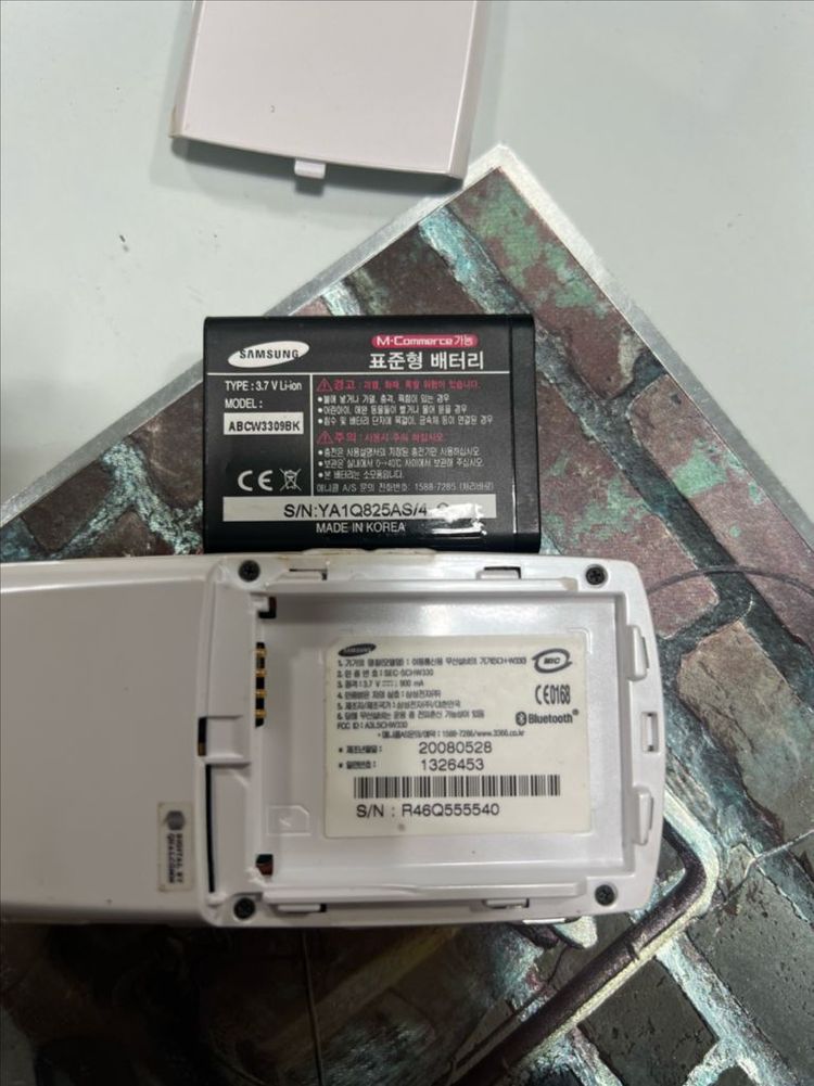 애니콜 슬라이드폰 블랙/화이트 2개 폴더폰 핸드폰 휴대폰 소품용 이미지