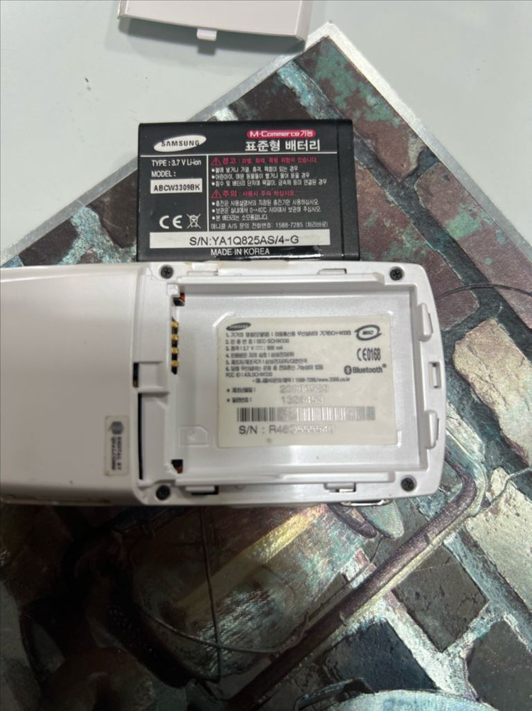 애니콜 슬라이드폰 블랙/화이트 2개 폴더폰 핸드폰 휴대폰 소품용 이미지