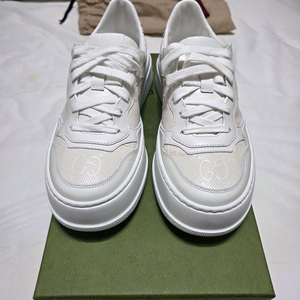 구찌 GG 엠보스 스니커즈 화이트 670408-1XL10-9014