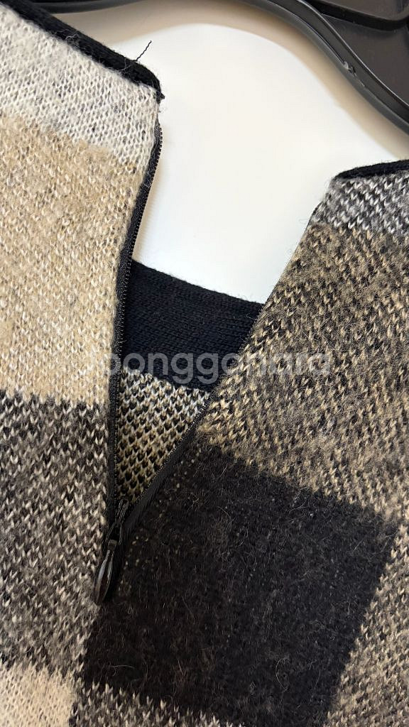 리스트 체크 니트 스웨터 미니 원피스--3