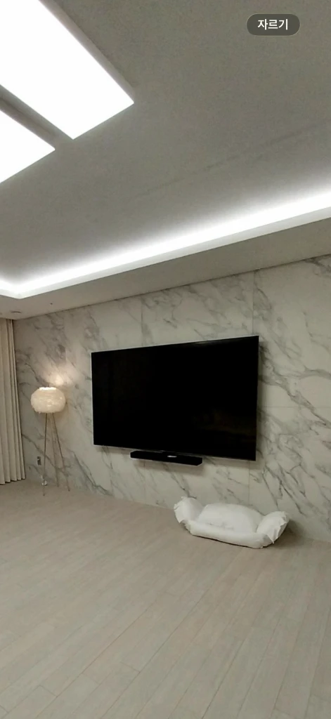 LG 울트라 HD TV 86인치(217cm) 벽걸이형 / 거의 새거+무타공 벽걸이 브라켓(35만원상당) 이미지