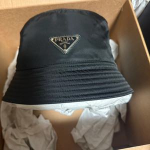 프라다버킷햇 이미지