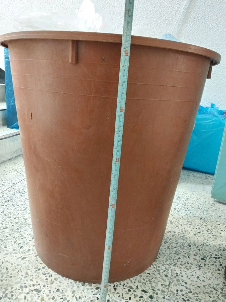 붉은 플라스틱. 대형.--2