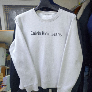 M 95 A~S급. 캘빈클라인 겨울 약기모 맨투맨 그레이어깨 47 / 가슴 54 / 총장