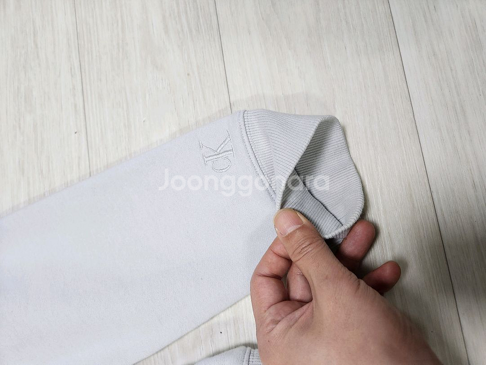 M 95 A~S급. 캘빈클라인 겨울 약기모 맨투맨 그레이어깨 47 / 가슴 54 / 총장--3