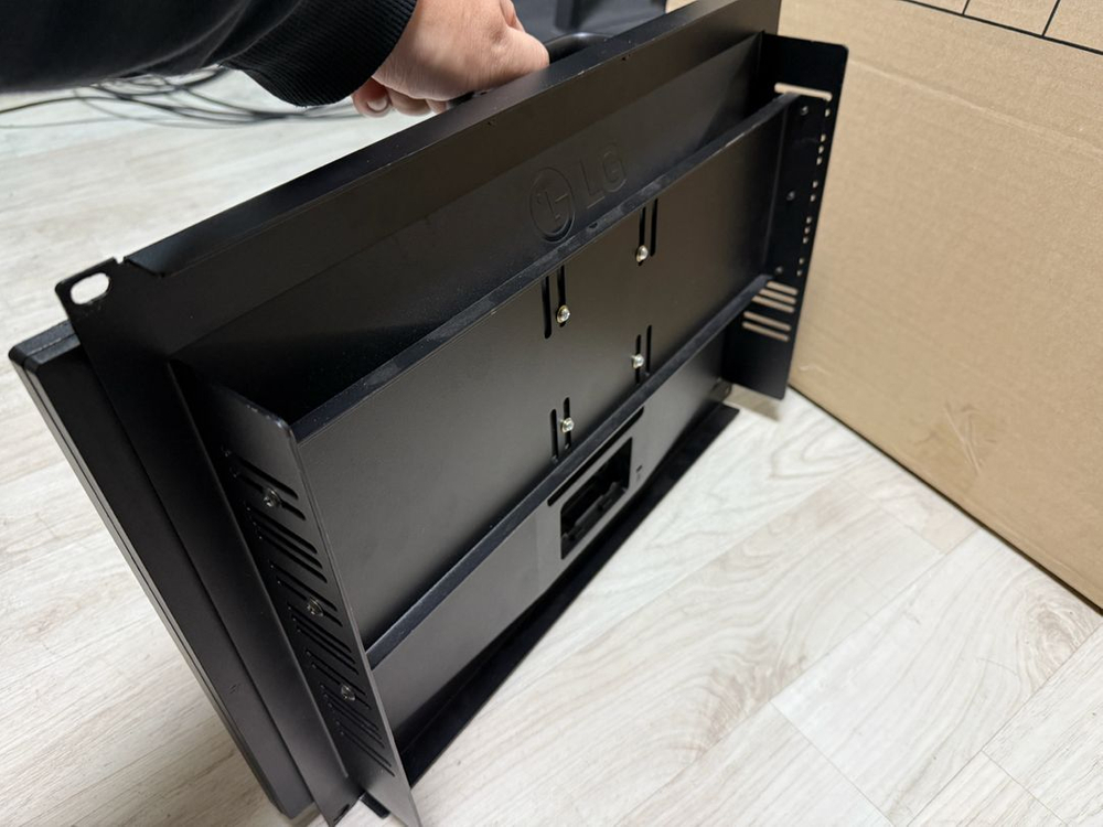 LG 22인치 랙거치 모니터--1