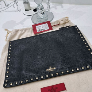 발렌티노 락스터드 클러치백 블랙