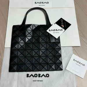 (새상품) 이세이미야케 바오바오 프리즘 매트블랙 미니토트백